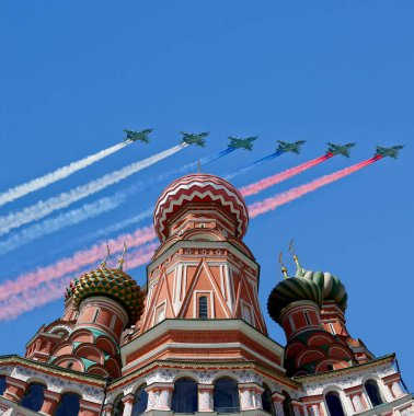 Rus askeri uçak oluşumunda Moskova (Aziz Basil Katedrali) uçmak zafer günü yürüyüşü sırasında Rusya Federasyonu  