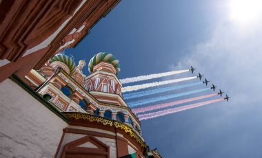 Rus askeri uçak oluşumunda Moskova (Aziz Basil Katedrali) uçmak zafer günü yürüyüşü sırasında Rusya Federasyonu  
