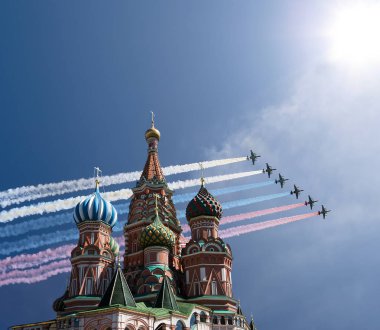 Rus askeri uçak oluşumunda Moskova (Aziz Basil Katedrali) uçmak zafer günü yürüyüşü sırasında Rusya Federasyonu  