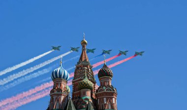 Rus askeri uçak oluşumunda Moskova (Aziz Basil Katedrali) uçmak zafer günü yürüyüşü sırasında Rusya Federasyonu  