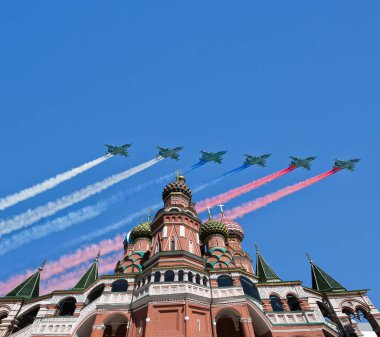 Rus askeri uçak oluşumunda Moskova (Aziz Basil Katedrali) uçmak zafer günü yürüyüşü sırasında Rusya Federasyonu  