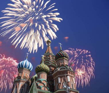 Saint Basil Katedrali (tapınak fesleğen mübarek), Kızıl Meydan, Moskova, Rusya üzerinde havai fişek
