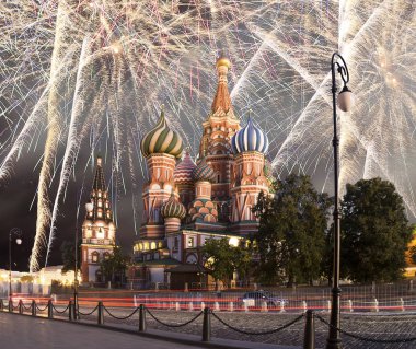 Saint Basil Katedrali (tapınak fesleğen mübarek), Kızıl Meydan, Moskova, Rusya üzerinde havai fişek