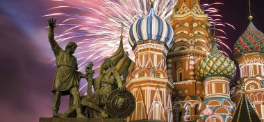 Saint Basil Katedrali (tapınak fesleğen mübarek), Kızıl Meydan, Moskova, Rusya üzerinde havai fişek