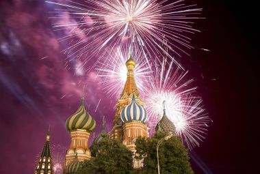 Saint Basil Katedrali (tapınak fesleğen mübarek), Kızıl Meydan, Moskova, Rusya üzerinde havai fişek