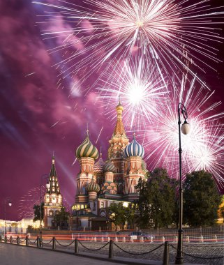 Saint Basil Katedrali (tapınak fesleğen mübarek), Kızıl Meydan, Moskova, Rusya üzerinde havai fişek