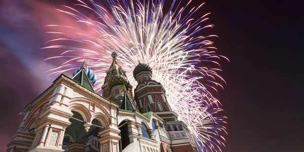 Tűzijáték alatt a Saint Basil cathedral (Temple a bazsalikom az áldott), Vörös tér Moszkva, Oroszország — Stock Fotó