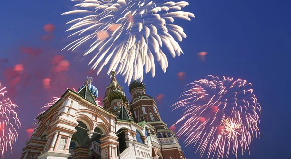 Fogos de artifício sobre a catedral de São Basílio (Templo de Basílio, o Beato), Praça Vermelha, Moscou, Rússia — Fotografia de Stock