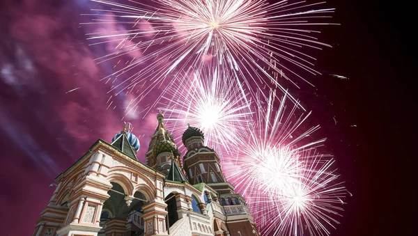 Saint Basil Katedrali (tapınak fesleğen mübarek), Kızıl Meydan, Moskova, Rusya üzerinde havai fişek