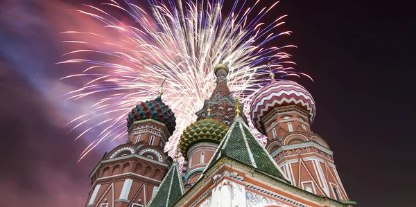 Saint Basil Katedrali (tapınak fesleğen mübarek), Kızıl Meydan, Moskova, Rusya üzerinde havai fişek