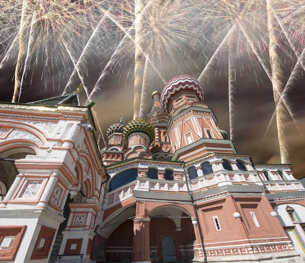 Saint Basil Katedrali (tapınak fesleğen mübarek), Kızıl Meydan, Moskova, Rusya üzerinde havai fişek