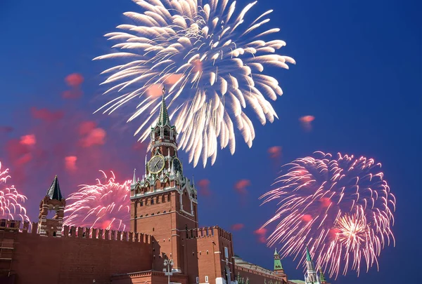 Fogos de artifício sobre o Kremlin de Moscou, Rússia — Fotografia de Stock