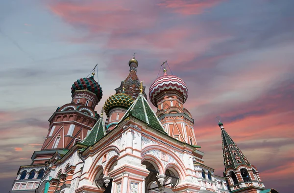 聖バジル大聖堂 (寺院のバジル祝福)、赤の広場、モスクワ、ロシア — ストック写真