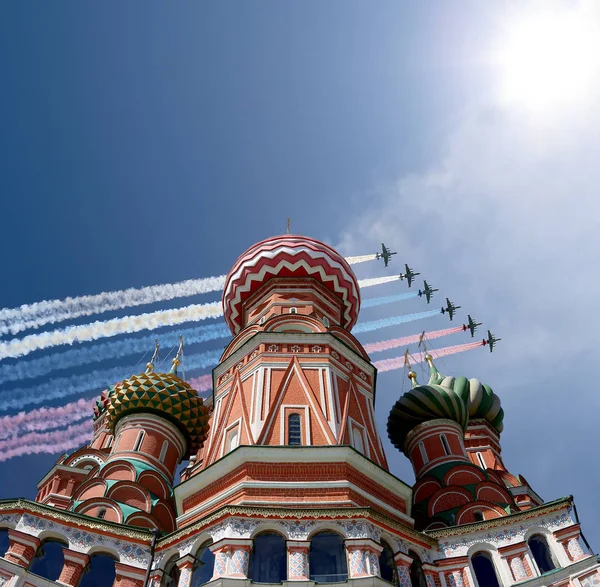 Russische Militärflugzeuge fliegen in Formation über Moskau (Basilikum-Kathedrale) während der Siegesparade, Russland — Stockfoto