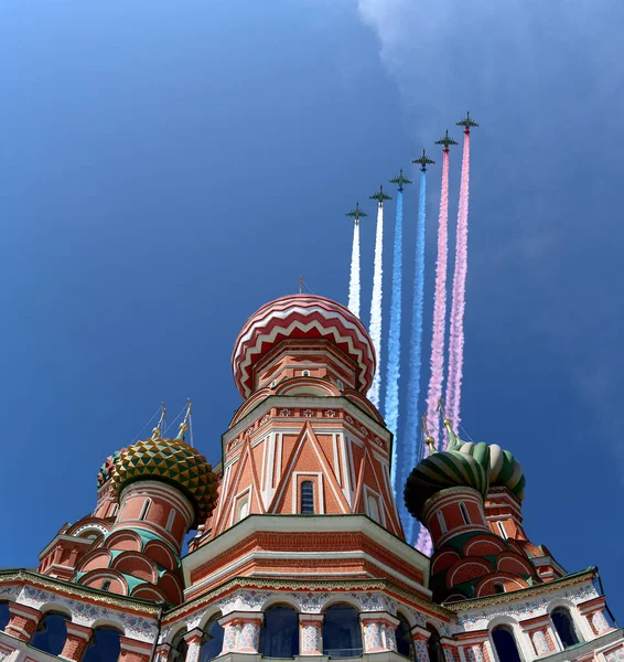 Rus askeri uçak oluşumunda Moskova (Aziz Basil Katedrali) uçmak zafer günü yürüyüşü sırasında Rusya Federasyonu  