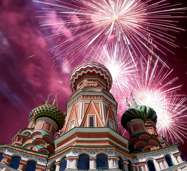 Saint Basil Katedrali (tapınak fesleğen mübarek), Kızıl Meydan, Moskova, Rusya üzerinde havai fişek