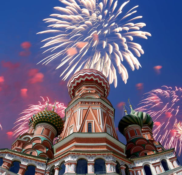 Saint Basil Katedrali (tapınak fesleğen mübarek), Kızıl Meydan, Moskova, Rusya üzerinde havai fişek