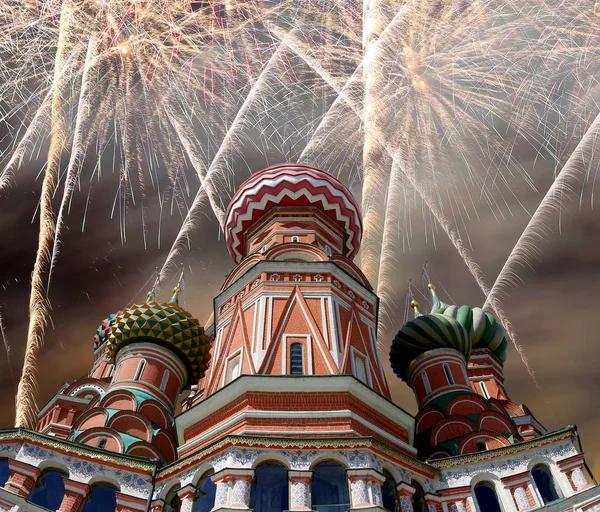 Vuurwerk op de Saint Basil kathedraal (tempel van Basilius de gezegende), Rode plein, Moskou, Rusland — Stockfoto