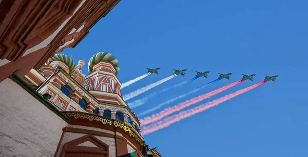 Российские военные самолеты летят в строю над Москвой (собор Святого Василия) во время парада в честь Дня Победы, Россия — стоковое фото