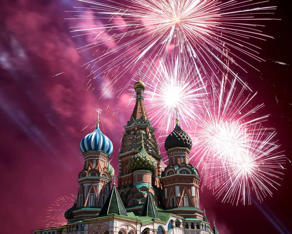 Saint Basil Katedrali (tapınak fesleğen mübarek), Kızıl Meydan, Moskova, Rusya üzerinde havai fişek