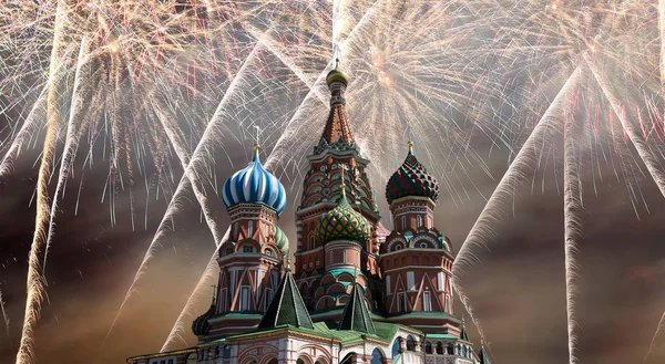 Фейерверк над храмом Василия Блаженного, Красная площадь, Москва, Россия — стоковое фото