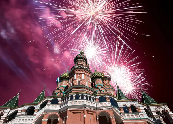 Saint Basil Katedrali (tapınak fesleğen mübarek), Kızıl Meydan, Moskova, Rusya üzerinde havai fişek