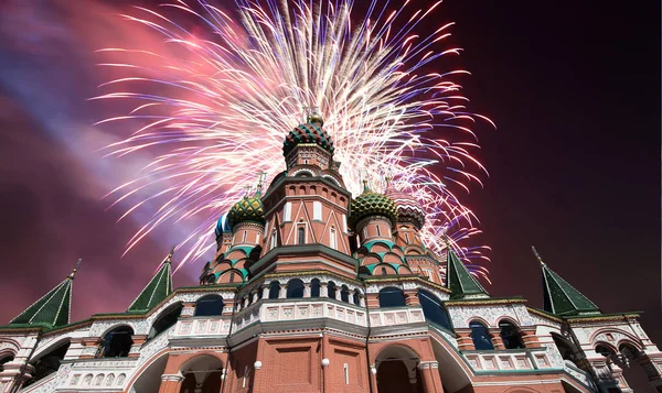 Saint Basil Katedrali (tapınak fesleğen mübarek), Kızıl Meydan, Moskova, Rusya üzerinde havai fişek