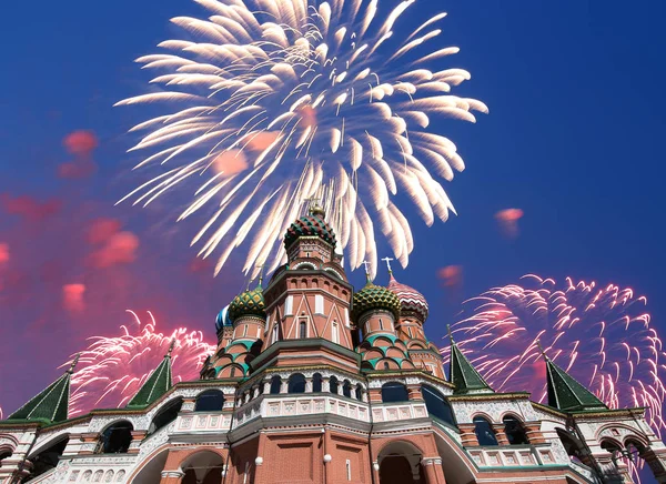 Saint Basil Katedrali (tapınak fesleğen mübarek), Kızıl Meydan, Moskova, Rusya üzerinde havai fişek