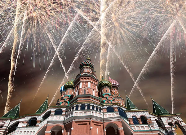 Saint Basil Katedrali (tapınak fesleğen mübarek), Kızıl Meydan, Moskova, Rusya üzerinde havai fişek