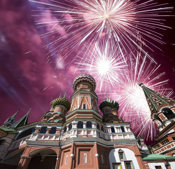Saint Basil Katedrali (tapınak fesleğen mübarek), Kızıl Meydan, Moskova, Rusya üzerinde havai fişek