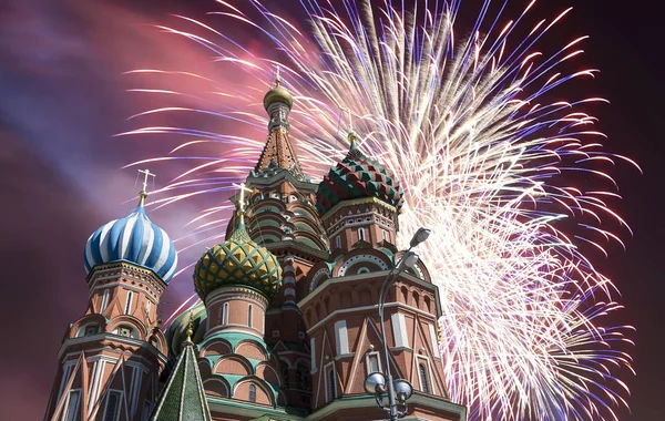 Vuurwerk op de Saint Basil kathedraal (tempel van Basilius de gezegende), Rode plein, Moskou, Rusland — Stockfoto