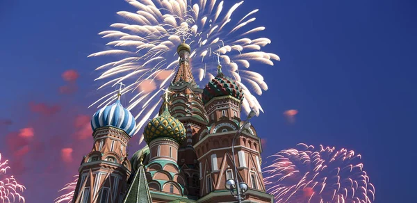 聖バジル大聖堂 (寺院のバジル祝福)、赤の広場、モスクワ、ロシア上空の花火 — ストック写真
