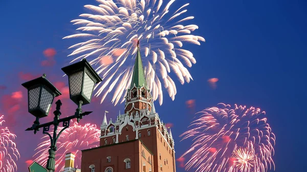 俄罗斯莫斯科克里姆林宫上空的烟花 — 图库照片
