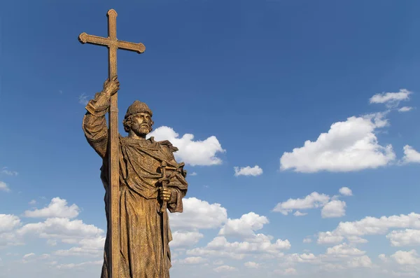 Pomnik Świętego Księcia Włodzimierza i wielkiego, na placu Borovitskaya w Moskwie, w pobliżu Kremla, Rosja. — Zdjęcie stockowe