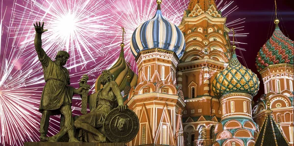 Fuegos artificiales sobre la catedral de San Basilio (Templo de Basilio el Bendito), Plaza Roja, Moscú, Rusia —  Fotos de Stock