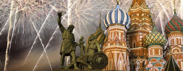 Saint Basil Katedrali (tapınak fesleğen mübarek), Kızıl Meydan, Moskova, Rusya üzerinde havai fişek