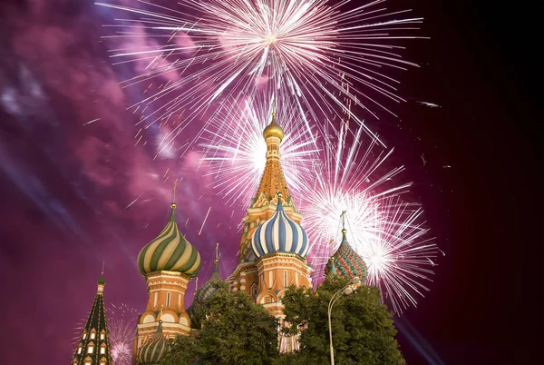 Saint Basil Katedrali (tapınak fesleğen mübarek), Kızıl Meydan, Moskova, Rusya üzerinde havai fişek