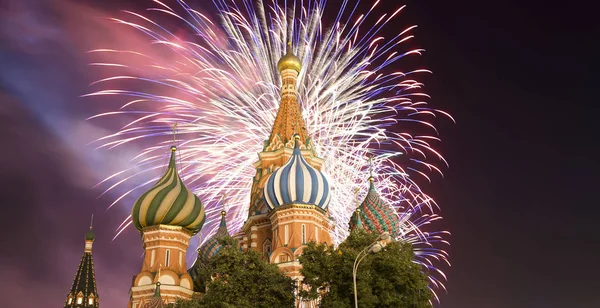 Saint Basil Katedrali (tapınak fesleğen mübarek), Kızıl Meydan, Moskova, Rusya üzerinde havai fişek