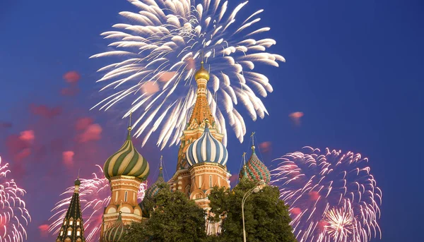 Fuegos artificiales sobre la catedral de San Basilio (Templo de Basilio el Bendito), Plaza Roja, Moscú, Rusia — Foto de Stock