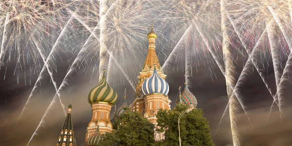 Ohňostroj nad Saint Basil katedrála (chrám z bazalky požehnaný), Rudé náměstí, Moskva, Rusko — Stock fotografie