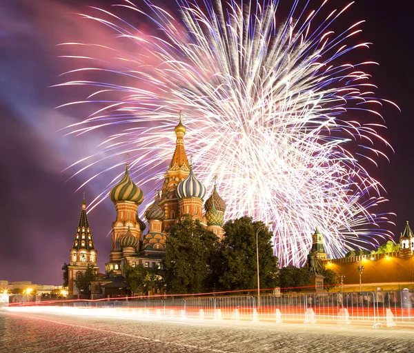 Fogos de artifício sobre a catedral de São Basílio (Templo de Basílio, o Beato), Praça Vermelha, Moscou, Rússia — Fotografia de Stock