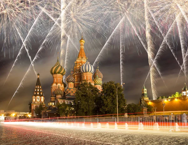 Saint Basil Katedrali (tapınak fesleğen mübarek), Kızıl Meydan, Moskova, Rusya üzerinde havai fişek