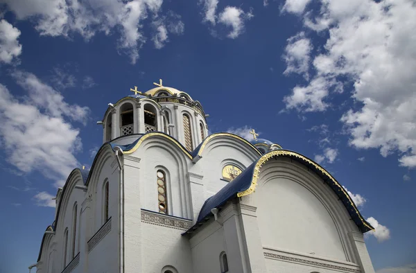 Церковь Покрова Пресвятой Богородицы в Ясенево, Москва, Россия . — стоковое фото