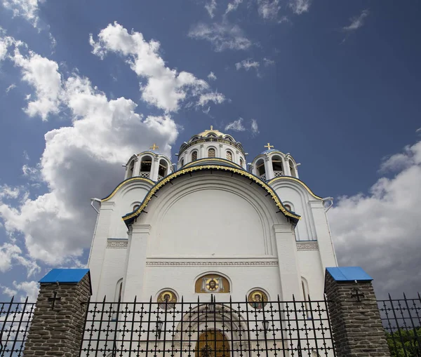 Церковь Покрова Пресвятой Богородицы в Ясенево, Москва, Россия . — стоковое фото
