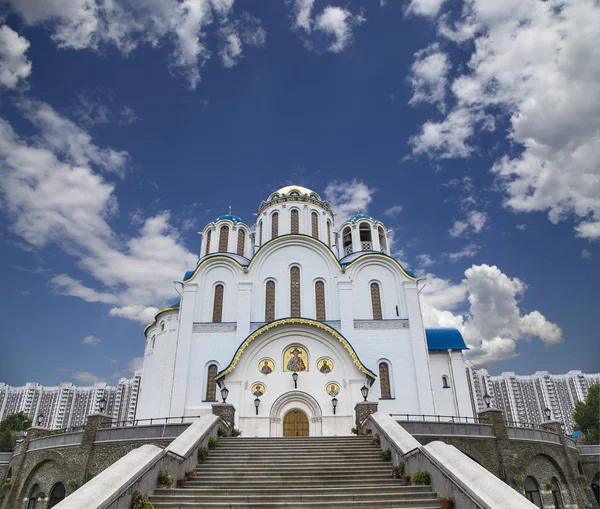 Iglesia de la protección de la Madre de Dios en Yasenevo, Moscú, Rusia . — Foto de Stock