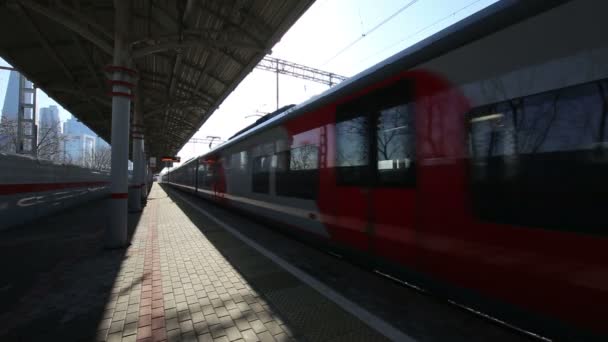 Kereta berkecepatan tinggi modern ^ "Lastochka". Cincin Kecil dari Kereta Api Moskwa (Stasiun Shelepikha), adalah sebuah jalur kereta api orbit sepanjang 54,4 kilometer. Dibuka pada 10 September 2016 — Stok Video