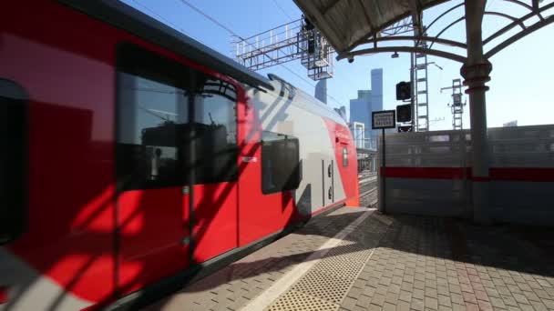 現代の高速列車「Lastochka」。モスクワ鉄道 (Shelepikha 駅) の小さなリングは 54.4 キロ長い軌道鉄道です。ロシア。開かれた 2016 年 9 月 10 日 — ストック動画