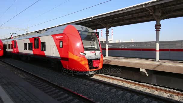 Treno moderno ad alta velocità "Lastochka". Little Ring of the Moscow Railways (Stazione di Shelepikha) è una ferrovia orbitale lunga 54,4 chilometri. Inaugurato il 10 settembre 2016 — Video Stock