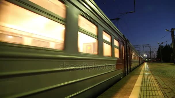 Treno sulla piattaforma passeggeri di Mosca di notte (stazione ferroviaria Belorussky) -- è una delle nove stazioni ferroviarie principali a Mosca, Russia. Fu aperto nel 1870 e ricostruito nella sua forma attuale nel 1907-1912 — Video Stock