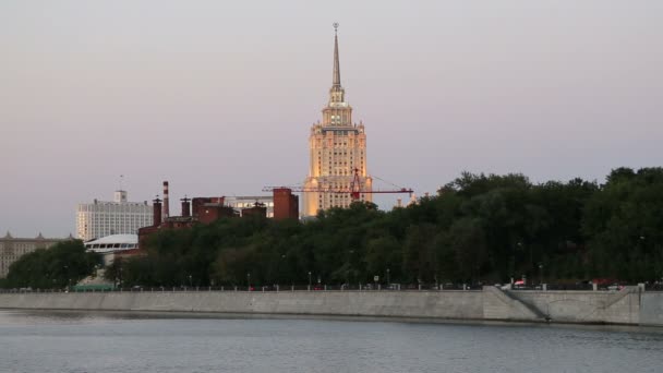 Kajen vid Moskva floden nära International Business Center (City) på kvällen, Moskva, Ryssland — Stockvideo